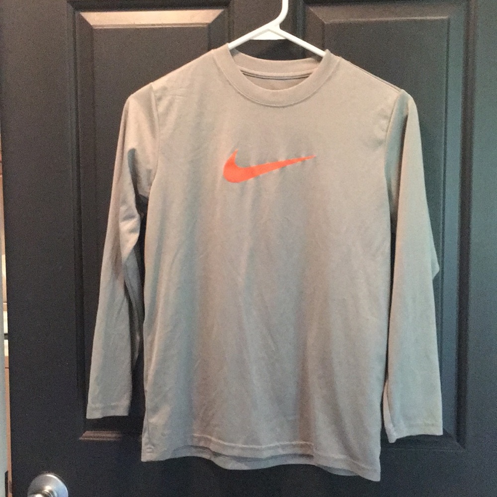 Nike Dri Fit Boys M long sleeve performance shirt